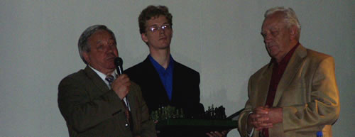 Пленум завершился вручением академику РАМН Н. А. Лопаткину подарка от урологов Свердловской области.