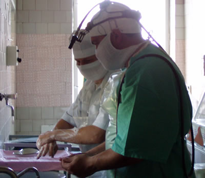 Напутствия перед операцией (спереди назад: к.м.н. Белоусов Игорь Иванович, районный уролог Шадёркин Игорь Аркадьевич)