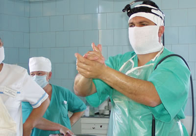 Оператор к.м.н. Белоусов Игорь Иванович готовится на операцию