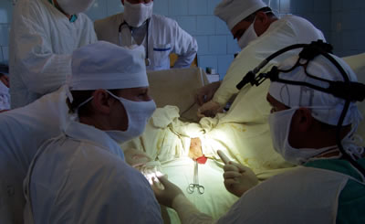 Операция – это еще и образовательный процесс (справа налево: районный уролог Шадёркин Игорь Аркадьевич, к.м.н. Белоусов Игорь Иванович)