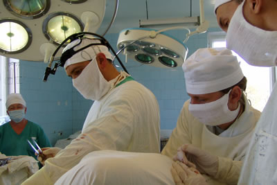 Во время операции (справа налево: к.м.н. Белоусов Игорь Иванович, районный уролог Шадёркин Игорь Аркадьевич, врач-интерн Якуба Владимир Владимирович)